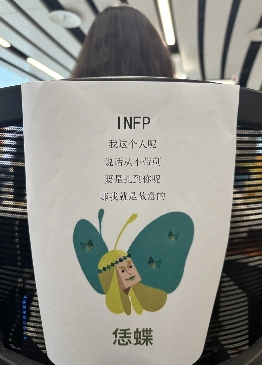 工位文学火爆小红书 打工人创意表达职场情绪