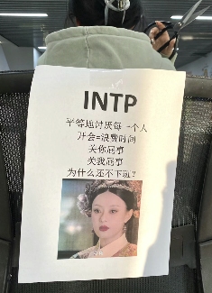 工位文学火爆小红书 打工人创意表达职场情绪